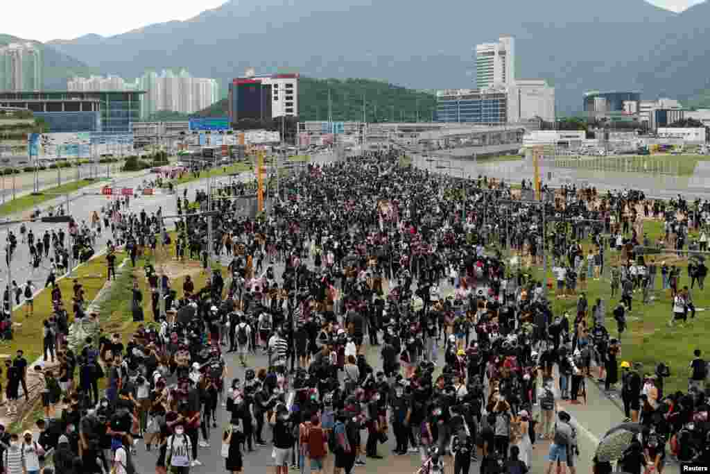 香港抗議者在通往香港國際機場的高速公路上示威。 （2019年9月1日）