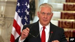 Menteri Luar Negeri Rex Tillerson berbicara dalam konferensi pers with Menteri Luar Negeri Mesir Sameh Shoukry setelah pertemuan di Istana Tahrir, di Kairo, Mesir, Senin, 12 Februari 2018.