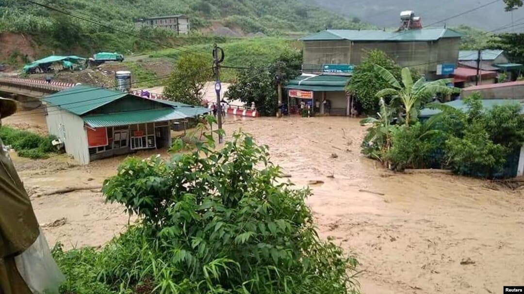 Banjir dan tanah longsor melanda provinsi Lai Chau, Vietnam utara (25/6). 