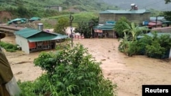 Banjir dan tanah longsor melanda provinsi Lai Chau, Vietnam utara (25/6). 