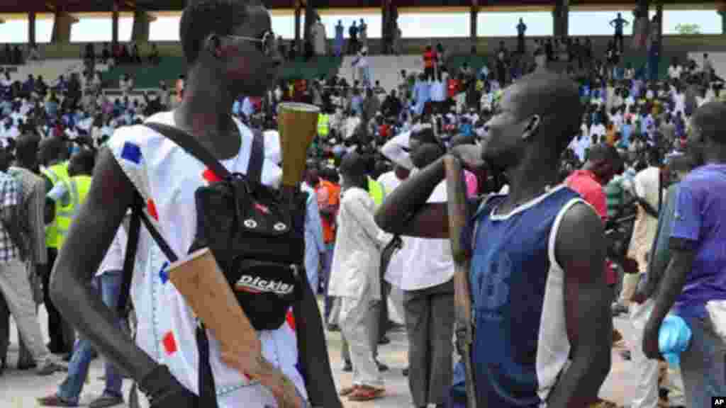 Un groupe d&rsquo;auto-défense réuni avec des chasseurs locaus, armés de fusils, se rassemblent devant le palais de l&#39;émir à Maiduguri, au Nigeria, le jeudi 4 septembre 2014. (AP Photo / Jossy Ola) 