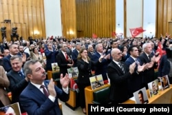 İYİ Parti grubunda birçok kişinin Türk bayrağı taşıdığı ve önlerindeki kürsülere terör saldırılarında ölenlerin fotoğraflarını koyduğu görüldü.