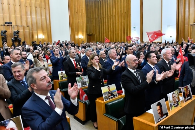 İYİ Parti grubunda birçok kişinin Türk bayrağı taşıdığı ve önlerindeki kürsülere terör saldırılarında ölenlerin fotoğraflarını koyduğu görüldü.