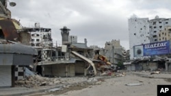 United Nations' observers visit the al-Khaldia neighborhood to view damage, in Homs, Syria, May 3, 2012.