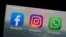 Ilustrasi foto menunjukkan logo dari media sosial Facebook, Instagram dan WhatsApp pada sebuah smartphone. (Foto: AP/Richard Drew, File)