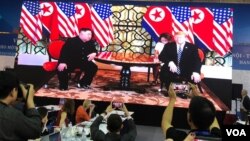 美国总统特朗普和朝鲜领导人金正恩在河内开始峰会第二天会谈。