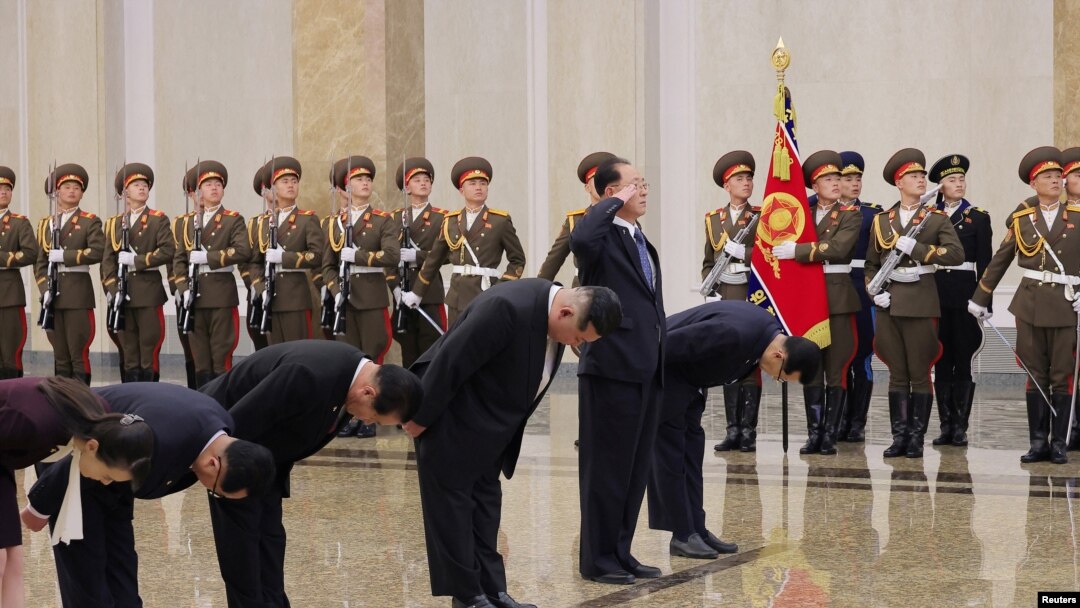 Pemimpin Korea Utara Kim Jong Un mengunjungi Istana Kumsusan untuk memperingati hari lahir ayahnya Kim Jong Il di Pyongyang, Korea Utara, pada 16 Februari 2025. (Foto: KCNA via Reuters)