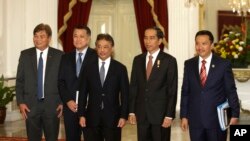 Presiden Jokowi menerima kunjungan delegasi FIFA dan AFC di Istana Merdeka, Jakarta (2/10). Dari kiri: Mariano Araneta (Komite Eksekutif AFC dari Filipina), Kozo Tashima (Anggota Komite Eksekutif FIFA dari Jepang), Pangeran Abdullah Ibni Sutlan Ahmad Shah ((Anggota Komite Eksekutif FIFA dari Malaysia), Presiden Joko Widodo dan Menteri Pemuda dan Olah Raga Imam Nahrowi.