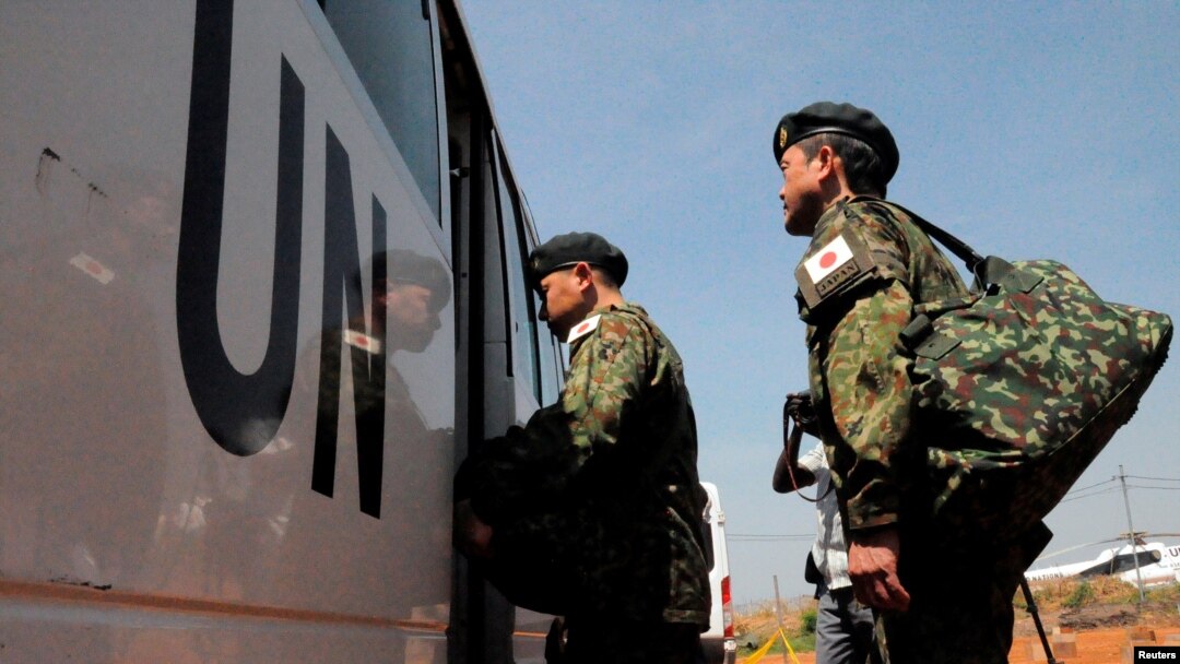 Tentara pasukan perdamaian dari Jepang tiba di bandar udara Juba untuk mengikuti misi PBB di Sudan Selatan (21/11). (Reuters/Jok Solomun)