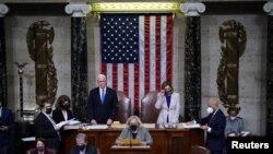 Wakil Presiden AS Mike Pence dan Ketua DPR Nancy Pelosi dari Partai Demokrat bersiap membacakan hasil akhir sertifikasi pemilihan Electoral College untuk pemilihan presiden pada November lalu, dalam sidang paripurna Kongres AS di Capitol, di Washington D.C, Kamis, 7 Januari 2020.