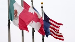 Bendera Meksiko, Kanada, dan Amerika Serikat berkibar di dekat Jembatan Ambassador di Detroit pada Senin, 3 Februari 2025. (Foto: AP)