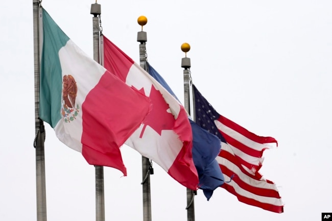 ILUSTRASI - Bendera Meksiko, Kanada, dan Amerika Serikat dikibarkan di dekat Jembatan Ambassador di Detroit, Senin, 3 Februari 2025. (Paul Sancya/AP)