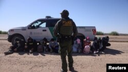 Un grupo de solicitantes de asilo llegan en abril de 2021 a San Luis, Arizona, donde fueron interceptado por la patrulla fronteriza de EE. UU.