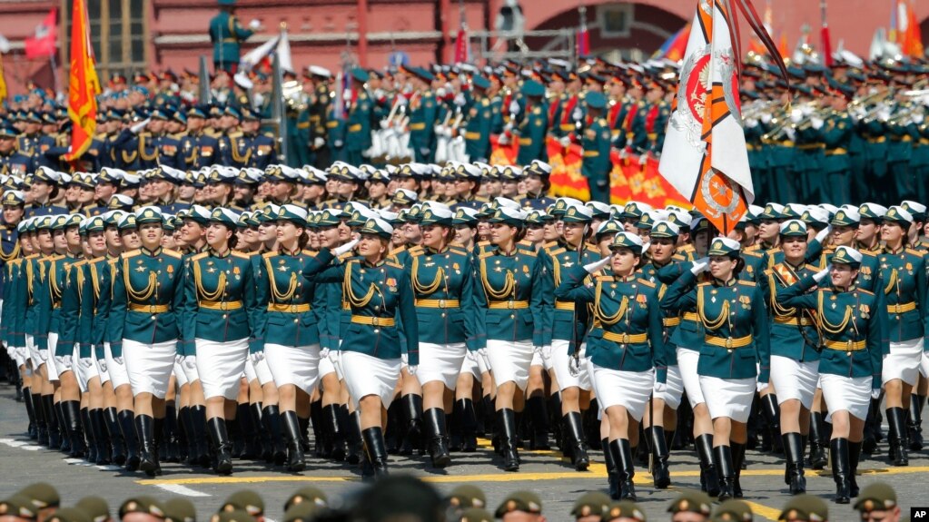 2020年6月24日俄罗斯举行纪念反法西斯战争胜利75周年阅兵，俄罗斯女兵列队走过莫科红场。（美联社）(photo:VOA)