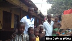 Daddy Hasan Kamara bersama keluarganya di Sierra Leone.