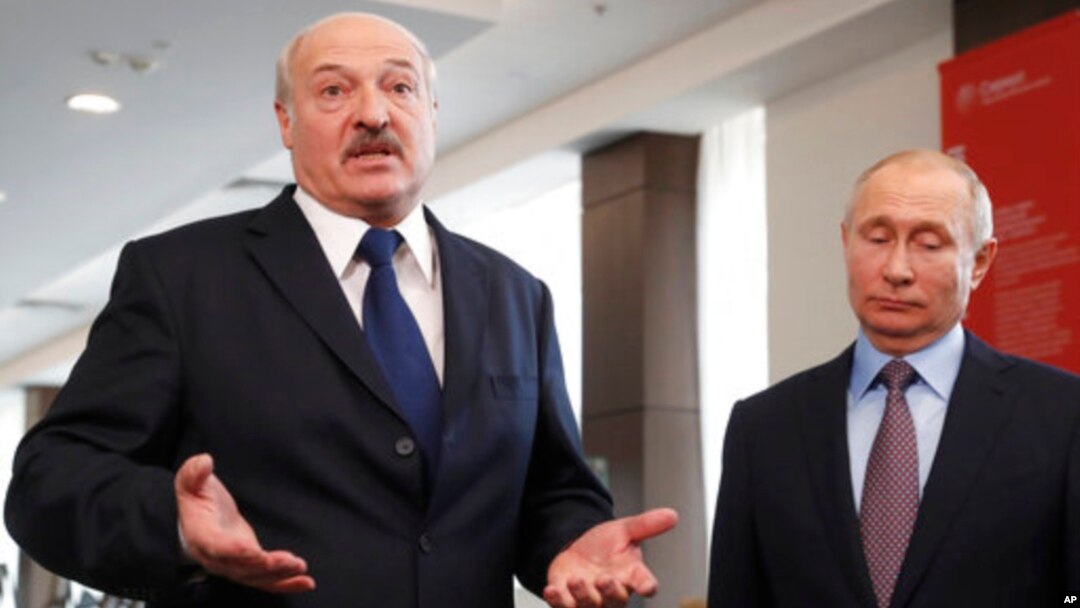 Presiden Belarusia Alexander Lukashenko (kiri) dan Presiden Rusia Vladimir Putin dalam pertemuan di Sochi, Rusia Februari tahun lalu (foto: dok). 