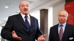 Presiden Belarusia Alexander Lukashenko (kiri) dan Presiden Rusia Vladimir Putin dalam pertemuan di Sochi, Rusia Februari tahun lalu (foto: dok). 