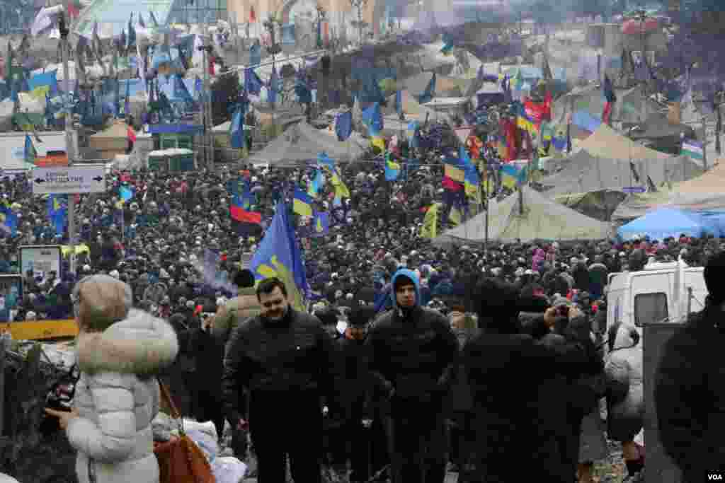 Все действия оппозиции на площади Независимости носят мирный характер. Однако во время выступления на народом Вече 16 февраля один из лидеров оппозиции Арсений Яценюк призвал украинцев к &laquo;мирному наступлению&raquo;, если власть откажется от переговоров.