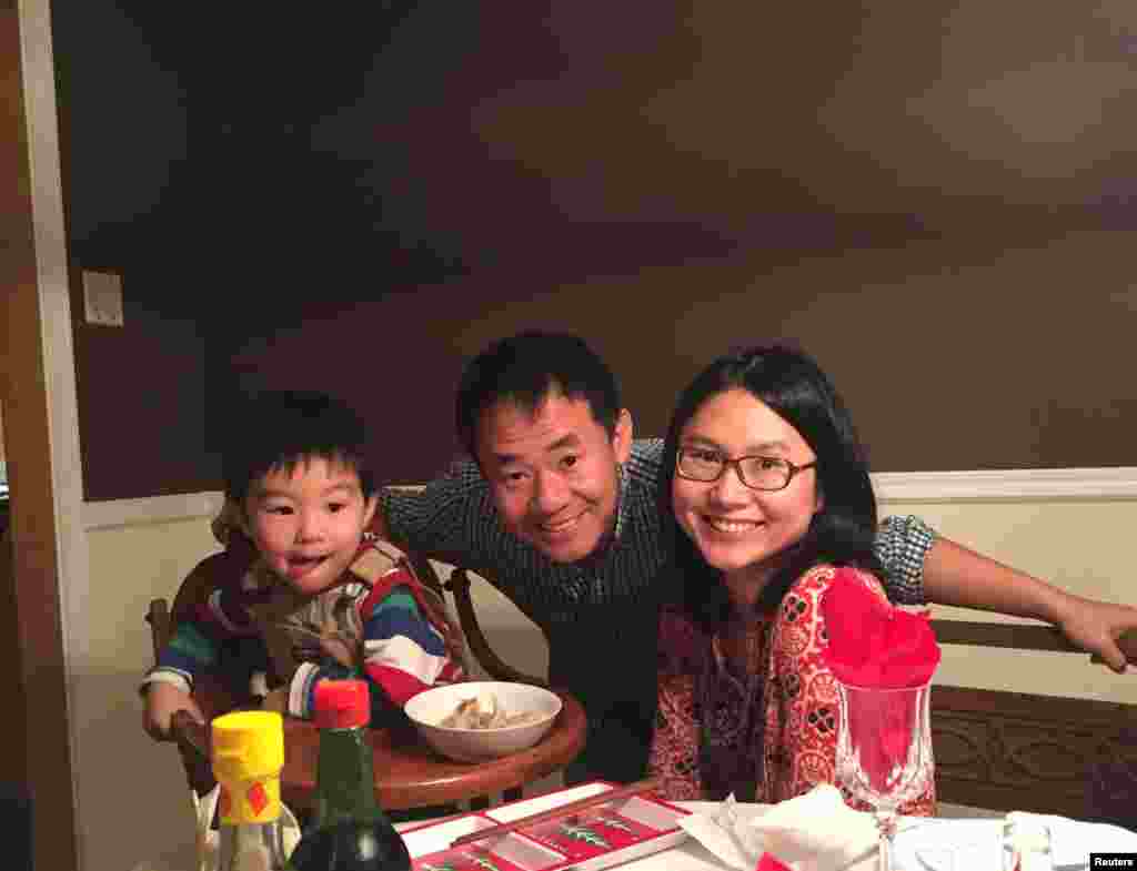 Xiyue Wang berfoto dengan istri dan anak laki-lakinya di Princeton. Xiyue Wang adalah warga negara Amerika naturalisasi dari China yang ditangkap di Iran pada Agustus 2016 pada saat melalukan penelitian untuk tesis program doktor di Universitas Princeton.&nbsp;