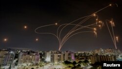 ARCHIVO - El sistema antimisiles Cúpula de Hierro de Israel intercepta cohetes lanzados desde la Franja de Gaza, visto desde la ciudad de Ashkelon, Israel, el 9 de octubre de 2023.