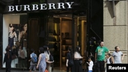 Suasana di sekitar gerai Burberry di Causeway Bay, kawasan pusat perbelanjaan di Hong Kong, China, 16 Juli 2015. (Foto: dok).