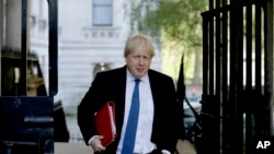 Menteri Luar Negeri Inggris Boris Johnson di 10 Downing Street, London, 1 Mei 2018. (Foto: dok).