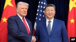 资料照片：唐纳德·特朗普总统与中国国家主席习近平在韩国釜山金海国际机场会晤前握手。(2025年10月30日)