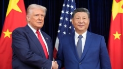 资料照片：美国总统唐纳德·特朗普与中国国家主席习近平2025年10月30日在韩国釜山会面前握手。