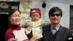 Aktivis Chen Guangcheng (kanan) bersama istri dan anaknya.Tiongkok mengatakan Chen bebas ke luar negeri menggunakan prosedur yang sesuai.