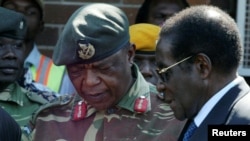 Shugaban Zimbabwe Robert Mugabe da Janar Constantino Chiwenga hafsan hafsoshin kasar wanda ranar Litinin da ta gabata ya ja kunnuwan gwamnatin kasar. Ko ina shugaban yake yanzu?