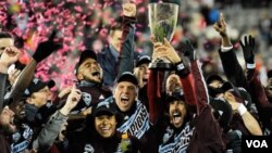 El capitán de los Rapids, Pablo Mastroeni, sostiene el trofeo que acredita a su equipo como campeón de la MLS.