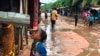 ARCHIVES - Une fillette boit l'eau qui coule d'une gouttière après des inondations dues à de fortes pluies à Pemba, au Mozambique, le 28 avril 2019.