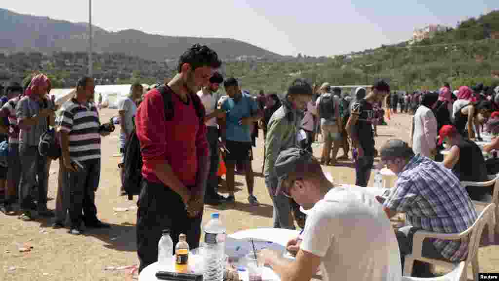 Des réfugiés et migrants s&rsquo;enregistrent à un centre d&#39;inscription à la ville de Mytilène, sur l&#39;île grecque de Lesbos.&nbsp;