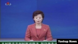 2일 북한이 영변의 5MW급 흑연감속로를 정비해 재가동할 것이라는 내용의 대변인 발표를 보도하는 조선중앙TV.