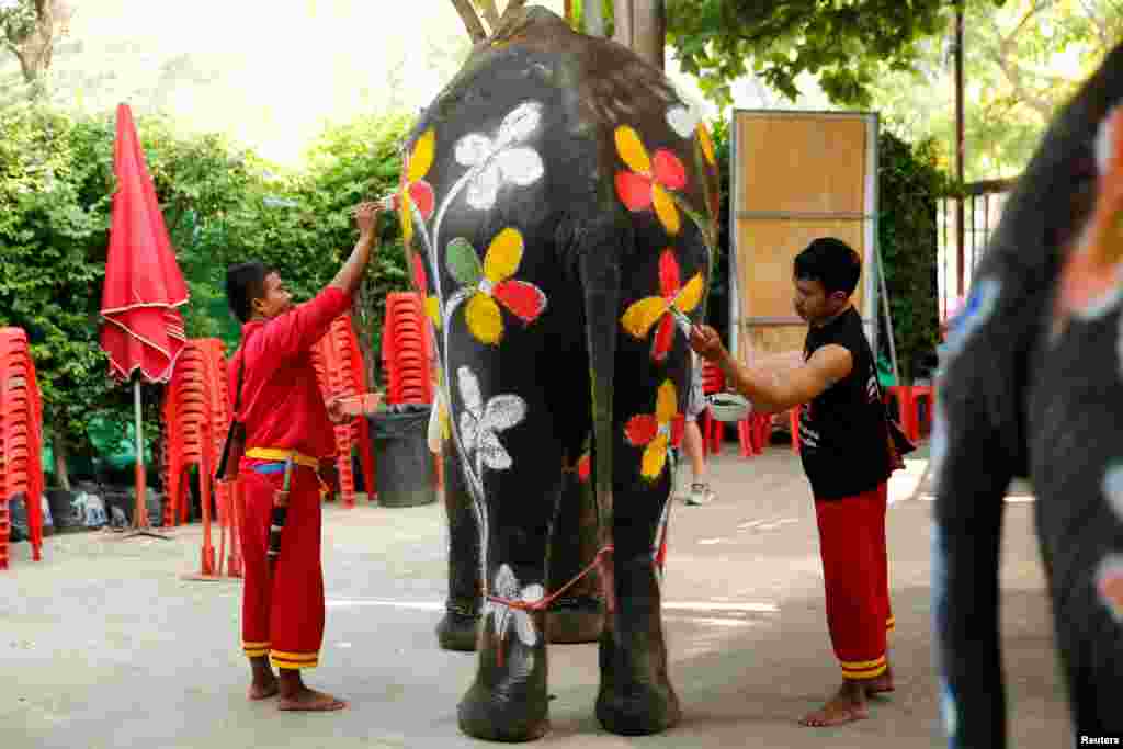 Mahouts paint an elephant ahead of the celebration of the Songkran water festival in Thailand&#39;s Ayutthaya province, north of Bangkok, April 11, 2016.