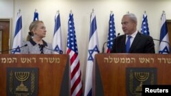 PM Israel Benjamin Netanyahu dan Menlu AS Hillary Clinton melakukan konferensi pers bersama di Yerusalem (20/11). Mediasi internasional dilaporkan berhasil menyepakati gencatan senjata Israel-Hamas. 