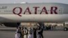 Pejuang Taliban tampak berjalan melewati pesawat Qatar Airways di Bandara di Kabul, Afghanistan, pada Kamis September 2021. Sekitar 200 warga asing, termasuk warga Amerika di dalamnya, diangkut oleh pesawat tersebut keluar dari Afghanistan. (Foto:AP Photo/Bernat Armangue)