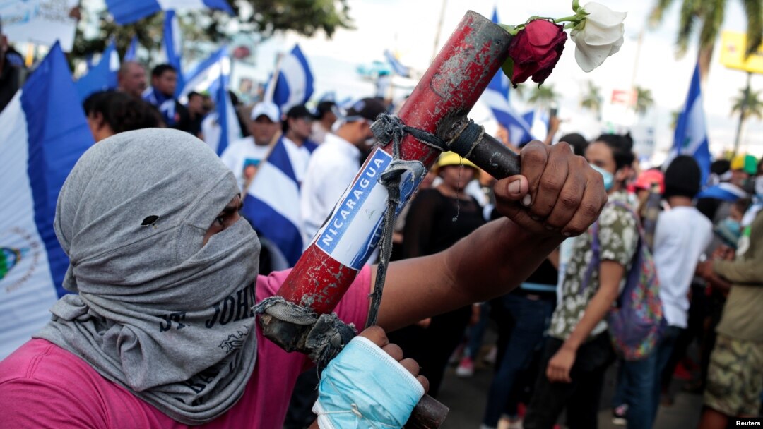 Seorang pengunjuk rasa berpose dengan mortir buatan sendiri dalam sebuah unjuk rasa menentang pemerintahan Presiden Daniel Ortega di Managua, Nikaragua, 30 Mei 2018 (foto: REUTERS/Oswaldo Rivas)