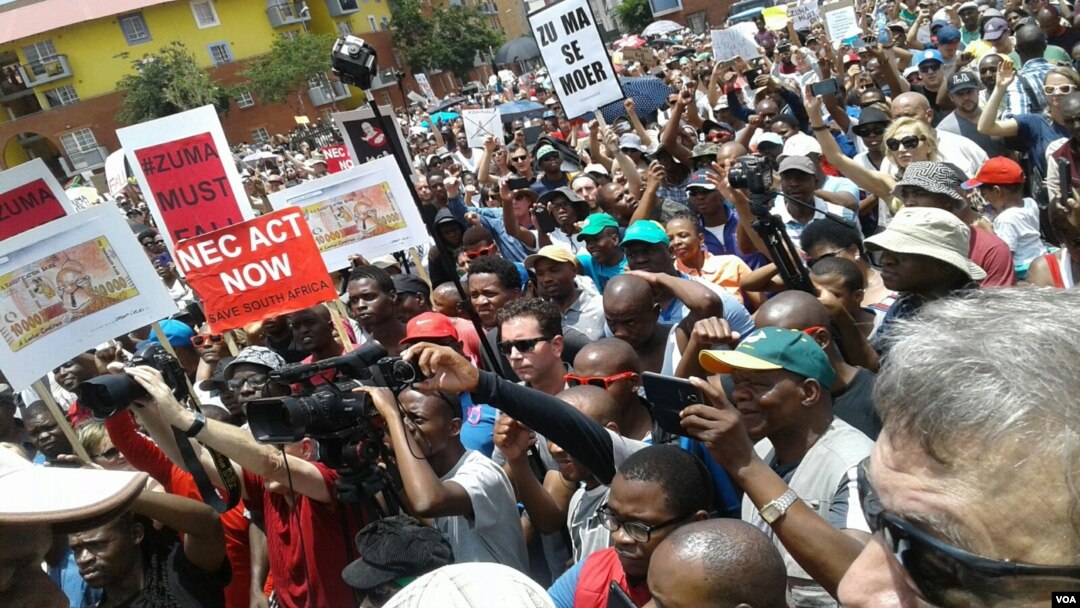 Ribuan warga Afrika Selatan unjuk rasa di Johannesburg untuk menyampaikan ketidakpuasan mereka terhadap Presiden Jacob Zuma, hari Rabu (16/12).