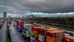 Tumpukan peti kemas di terminal kargo di Frankfurt, Jerman, 6 Desember 2024. (Michael Probst/AP)