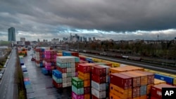 Tumpukan peti kemas di terminal kargo di Frankfurt, Jerman, 6 Desember 2024. (Michael Probst/AP)