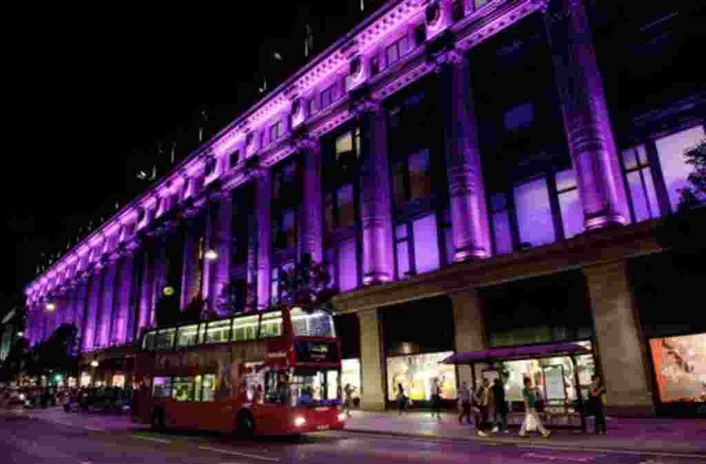 En Londres, la tienda por departamentos Selfridges demuestran su apoyo a la campaña contra el cáncer de mama.