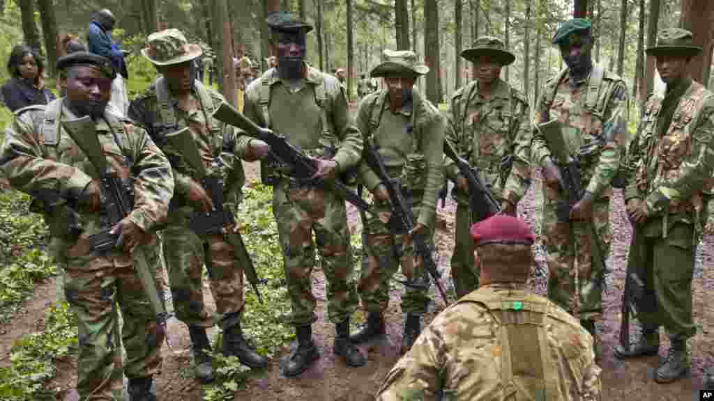 Des éléments de la garde-forêt du Wildlife Kenya et du Service de Forêt au Kenya suivent une formation sur comment conduire une patrouille. 