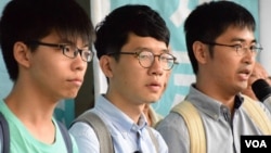 香港众志秘书长黄之锋（左起），香港众志主席罗冠聪，前学联秘书长周永康。（美国之音汤惠芸摄）