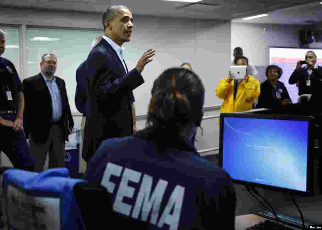 Predsjednik SAD Barcak Obama na brifingu sa zvaničnicima Agencije za hitna stanja (FEMA). 