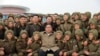 Fotografija koju je objavila severnokorejska zvanična agencija KCNA 18. novembra 2019, na kojoj severnokorejski lidr Kim Džong Un pozira sa pilotima Korejske narodne armije.