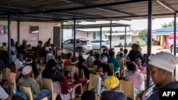 Des femmes sud-africaines attendent leur tour devant une clinique de dépistage du cancer du sein à Johannesburg, le 28 novembre 2023. AFP / Roberta Ciuccio