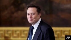 ARCHIVO - Elon Musk llega antes de la 60.a investidura presidencial en la Rotonda del Capitolio de Estados Unidos en Washington, el lunes 20 de enero de 2025. AP