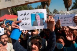 이라크 반정부 시위대가 2일, 무함마드 알라위 신임 총리 지명자에 반대하는 시위를 벌이고 있다.