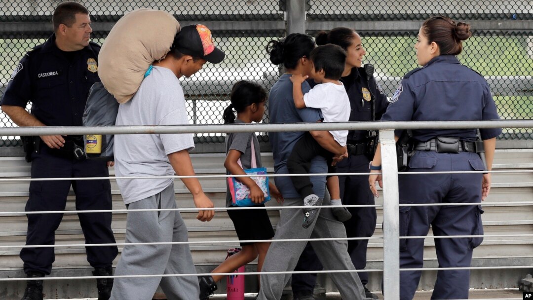 Ever Castillo, kiri, dan keluarganya, imigran dari Honduras, dikawal untuk kembali meninggalkan perbatasan AS oleh agen Patroli Perbatasan AS hari Kamis, 21 Juni 2018 di Hidalgo, Texas (foto: AP Photo/David J. Phillip)
